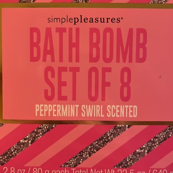 New in box set of 8 peppermint swirl scented bath bombs fizzers pampering gift - Picture 5 of 5